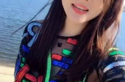 80后小姐姐英文怎么写,Embracing the 80s: Insights into the Life and Times of a Modern Chinese Female Millennial